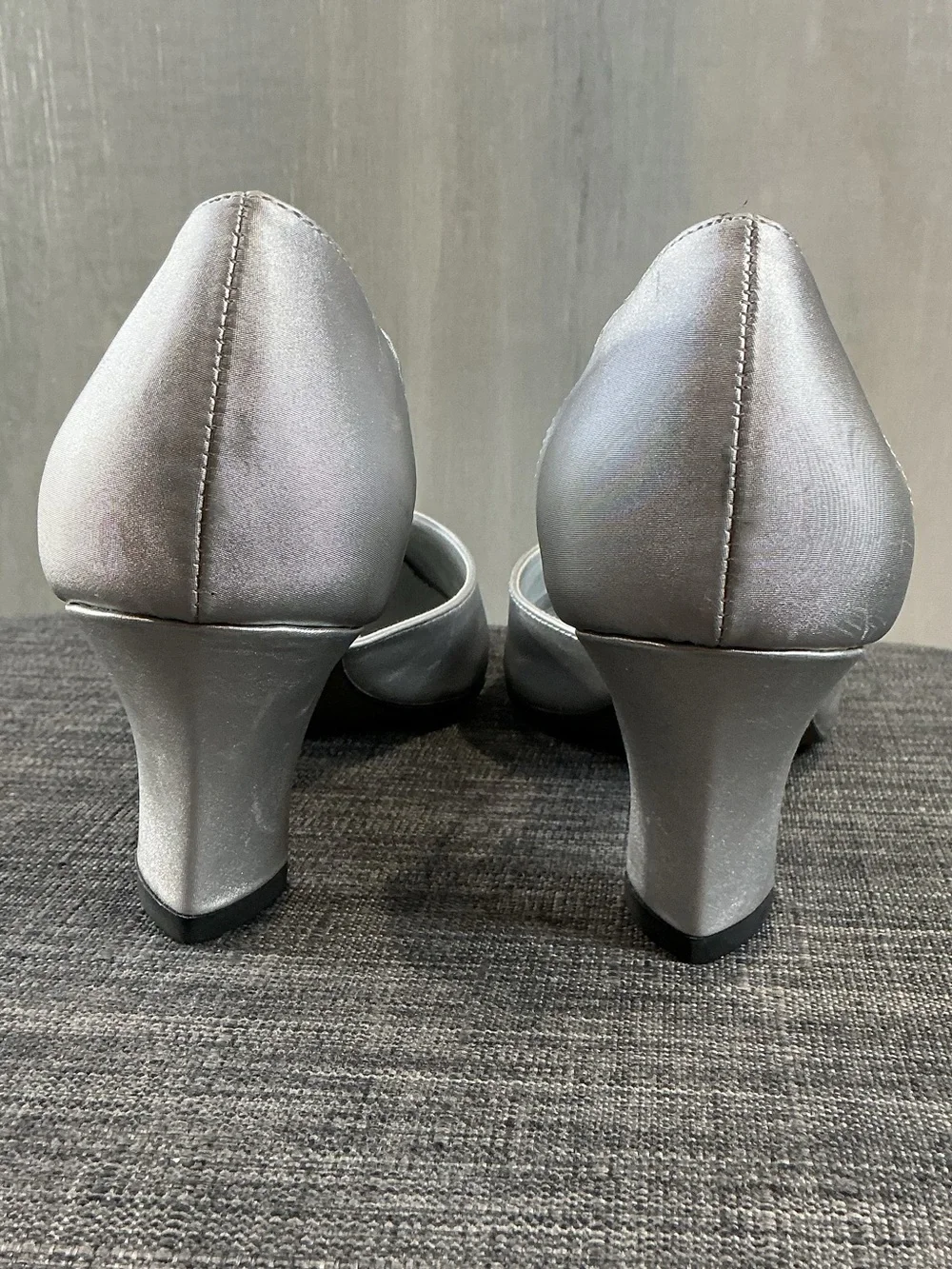 NIB Easy Street Alive@5 Moonlight Rhinestone Silver Satin Pumps Heels - Size 8M